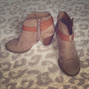 Francesca’s ankle booties size 6